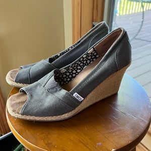 Toms Womens Grey Espadrille Wedge Open Toe Canvas Shoes Size 9.5